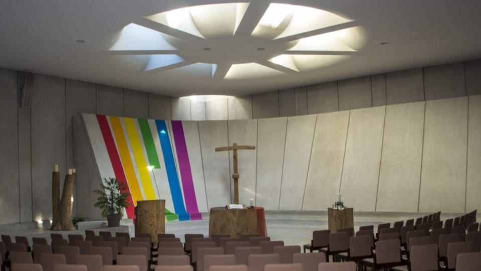 Innenraum einer modernen Kirche.