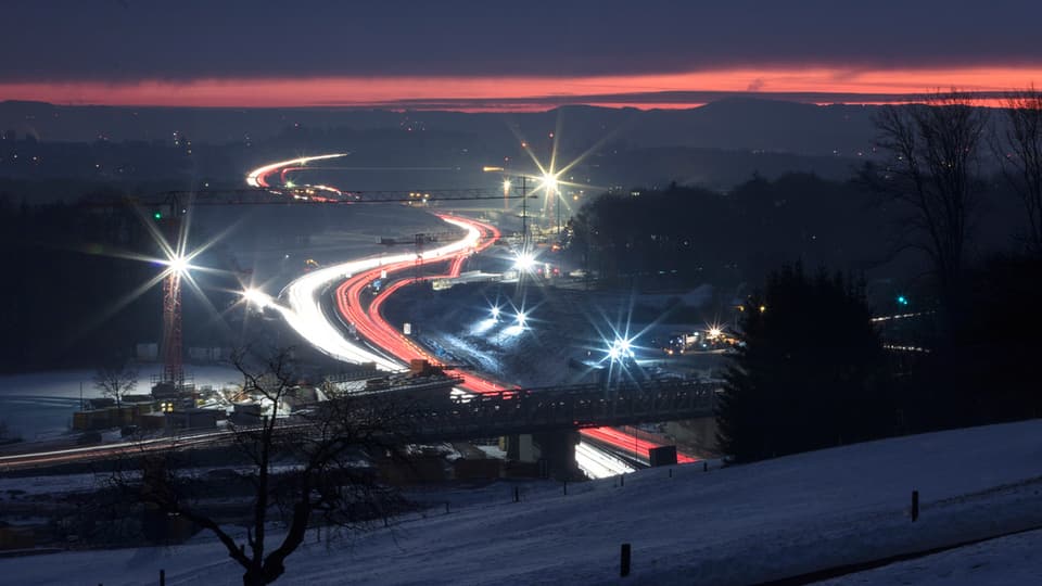 Ein Bild der Schweizer Autonahn A1 nähe von Regensdorf im Winter.