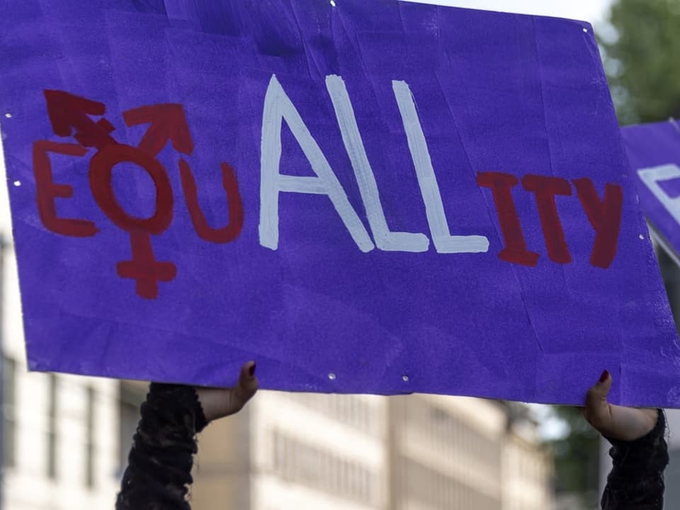 Equallity steht auf einem Schild der Frauenstreikdemonstration. der Wortteil all ist in grossen Buchstaben geschrieben.