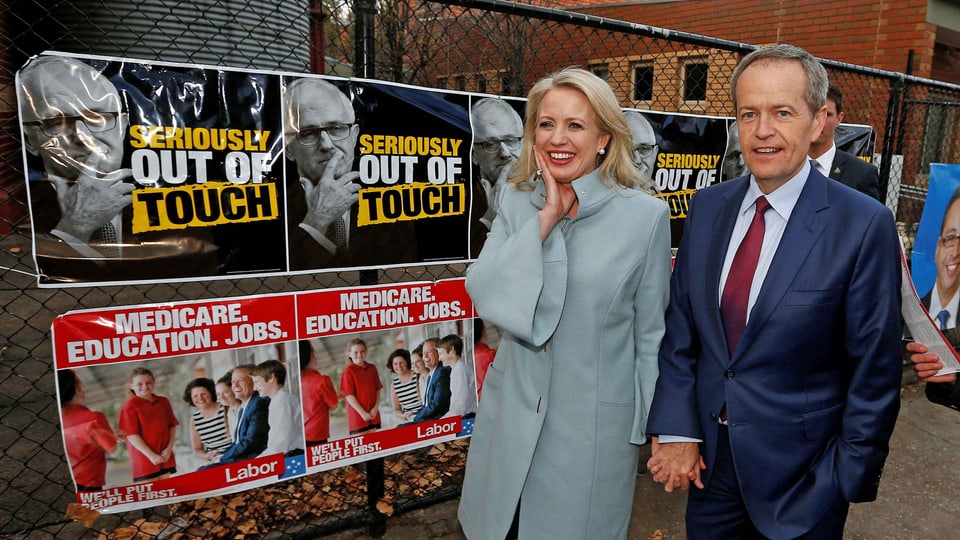 Bill Shorten mit Frau vor Wahlplakaten