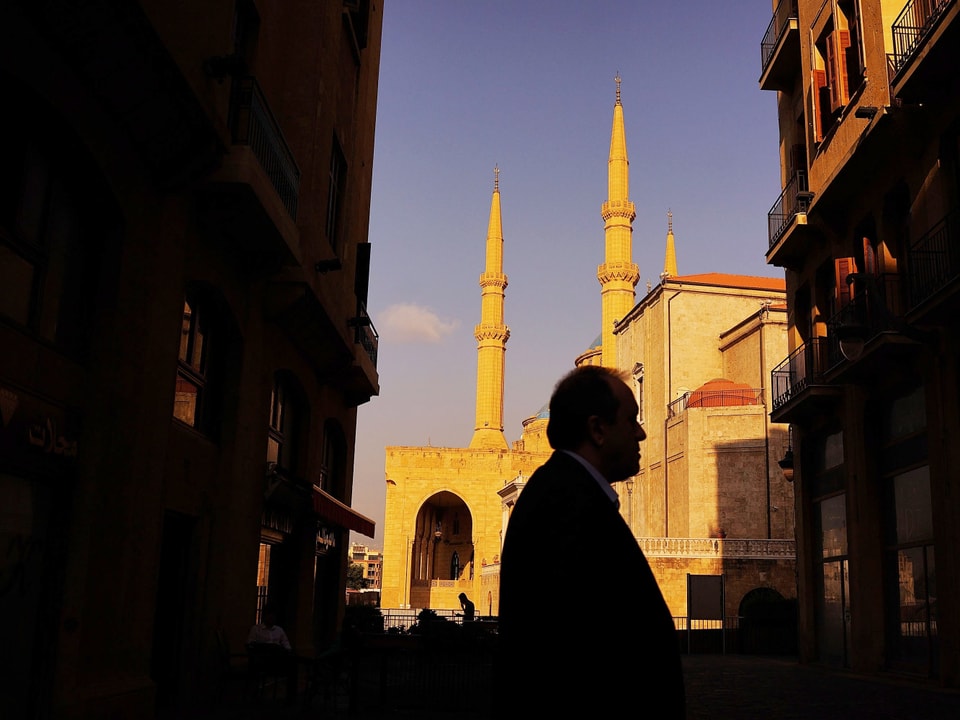 Mann vor einer Moschee