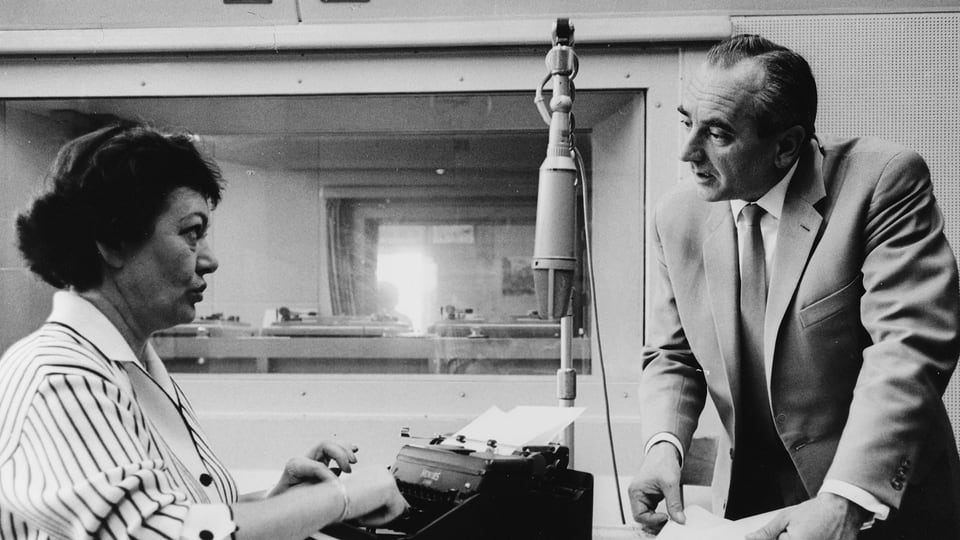 Margrit Rainer und Ruedi Walter während der Aufnahmen von «E haisses Yse» (1965).