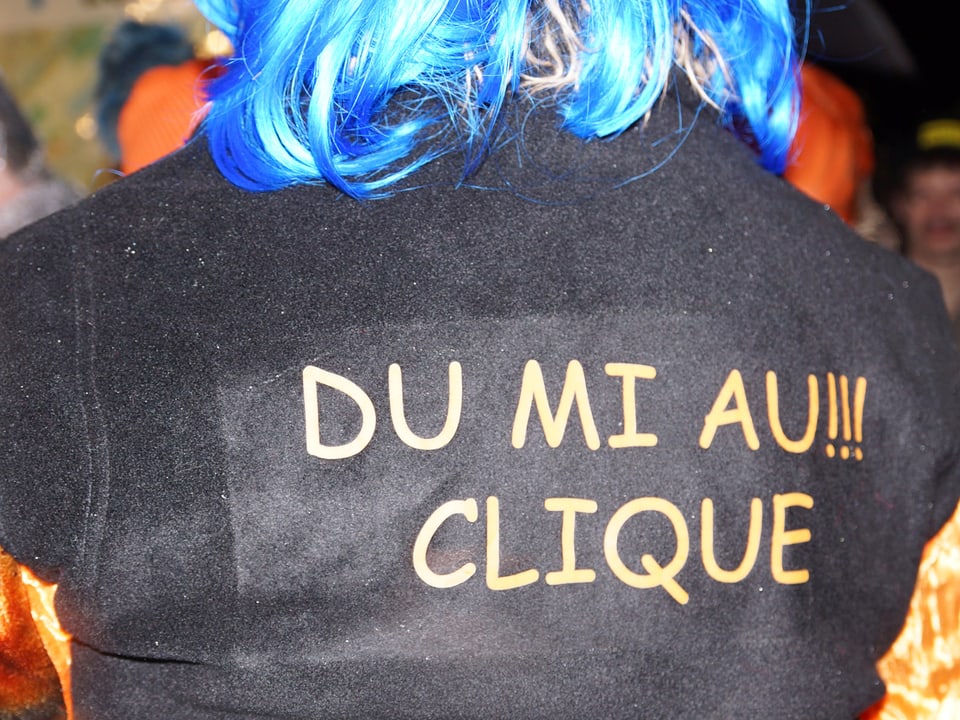 Aufgenähter Schriftzug «Du mi au!! Clique».