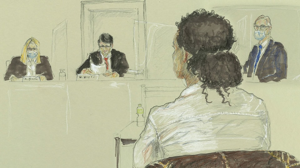 Gerichtszeichnung, Angeklagter im Vordergrund, im Hintergrund eine Richterin und zwei Richter