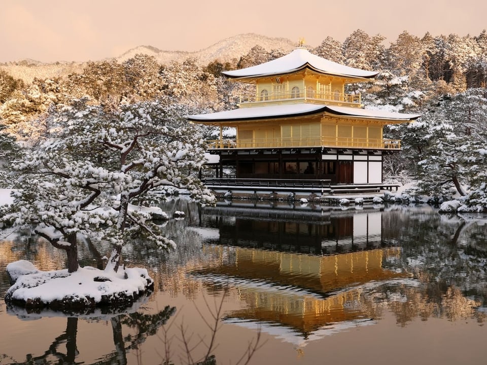 Schneebedeckter Tempel in Kyoto