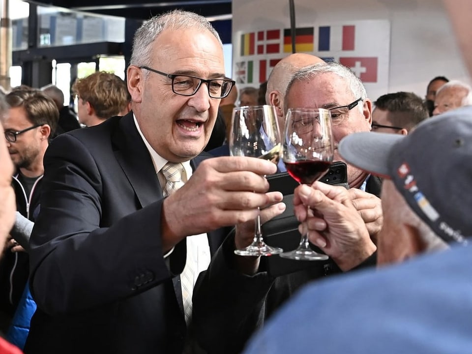 Guy Parmelin mit Weinglas