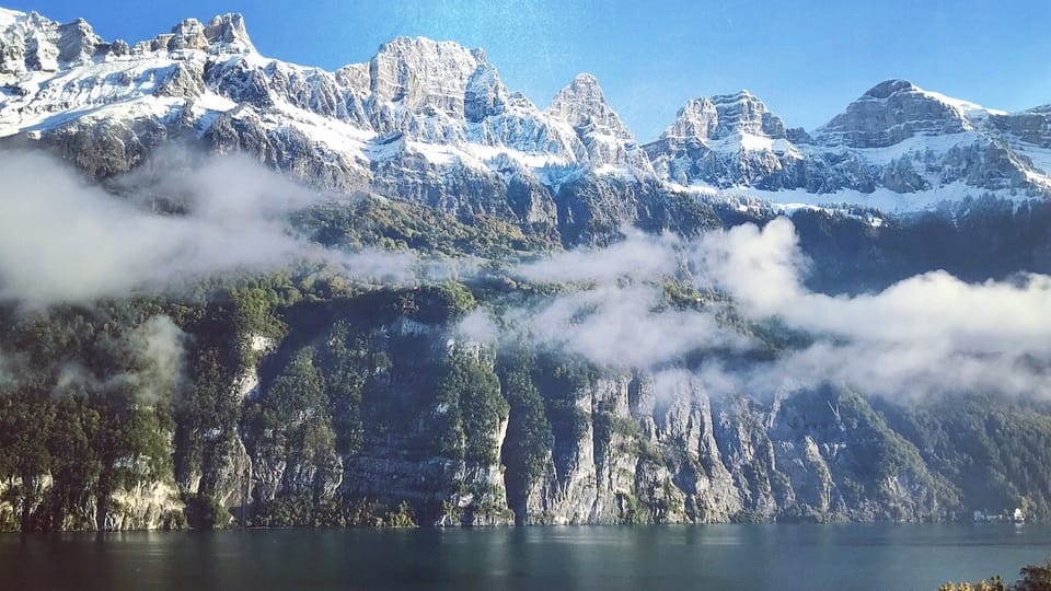 Blick über den Walensee zu den Churfirsten, deren Spitzen eingeschneit sind. 