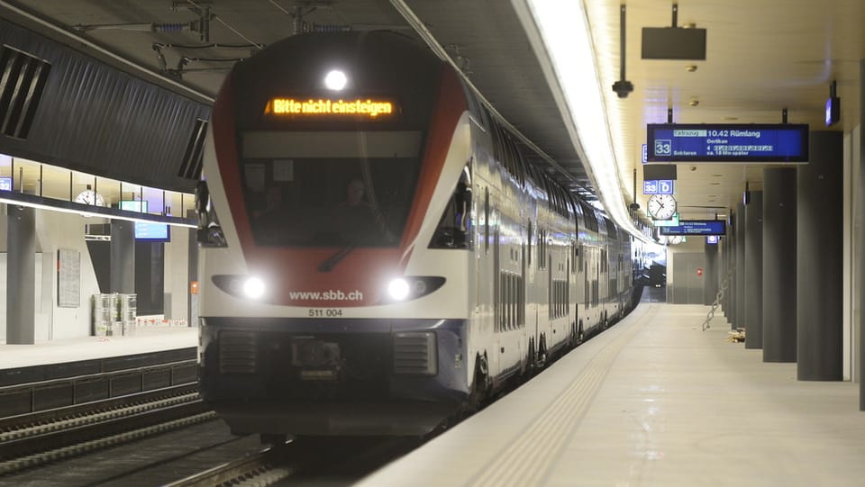 SBB-Zug im neuen Zürcher Durchgangsbahnhof mit der Aufschrift "Bitte nicht einsteigen"