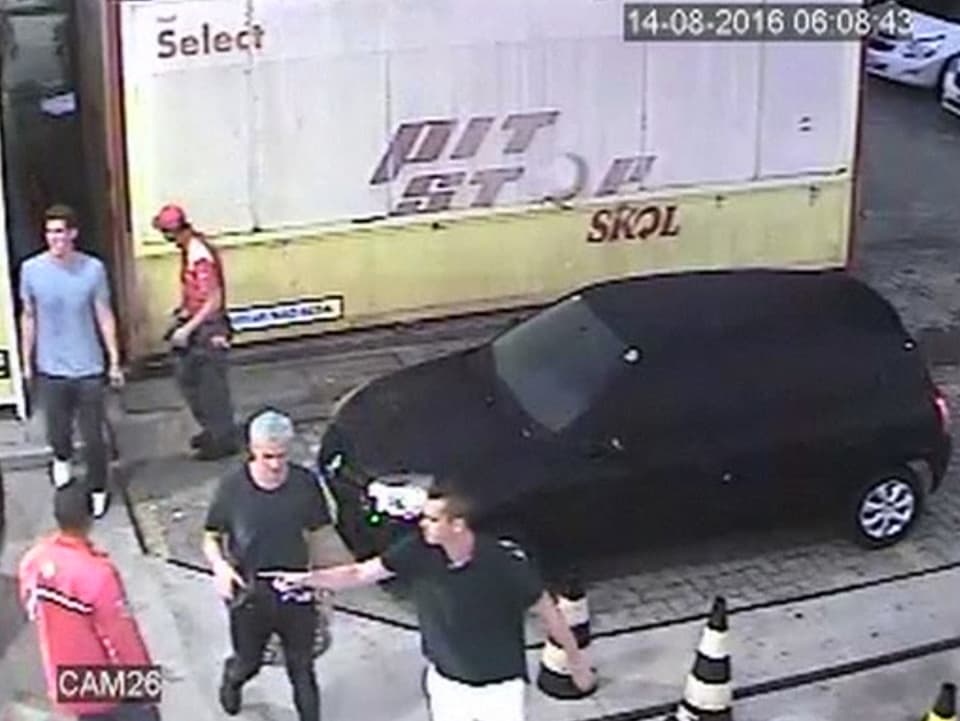 Videokamera-Aufnahme der vier Schwimmer, als sie eine Tankstelle verlassen.