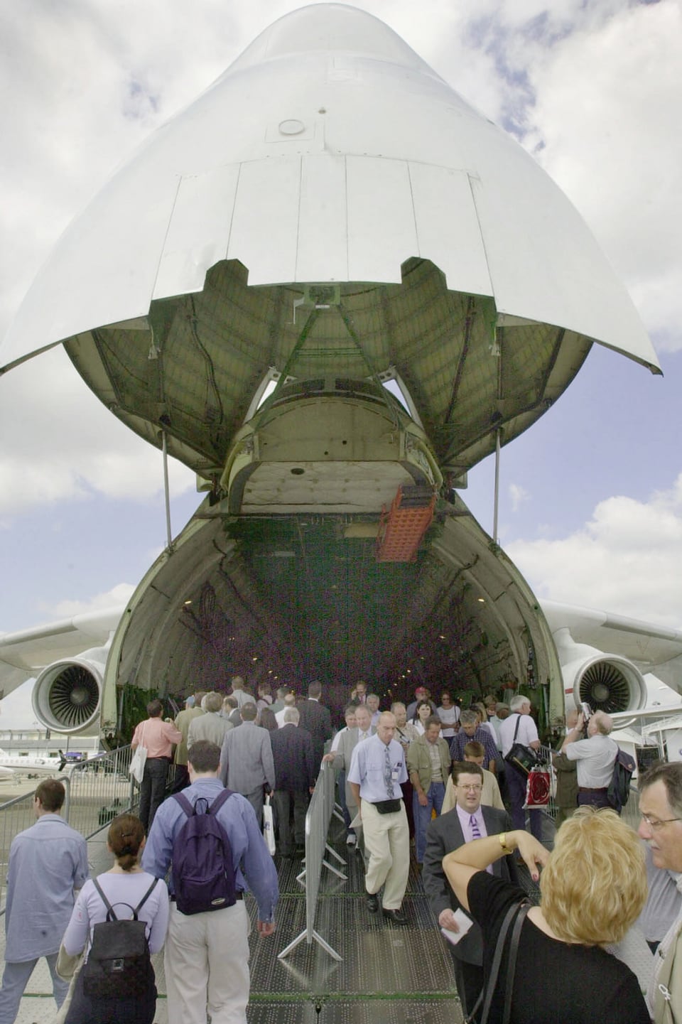 Menschen betreten den Laderaum der Antonov