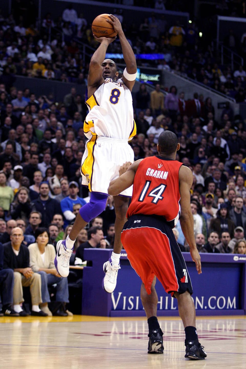 Kobe Bryant bei einem Jumpshot gegen die Toronto Raptors im Jahr 2006.