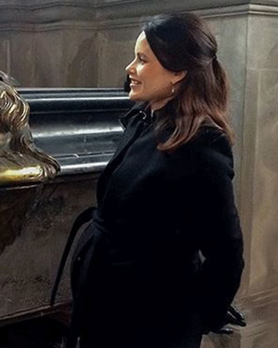 Prinzessin Sofia Hellqvist mit Babybauch, eingehüllt in einen schwarzen Mantel. 