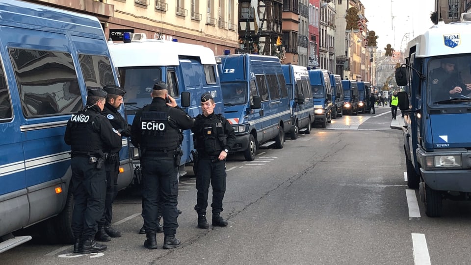 Polizisten und Polizeiautos in der Strassburger Innenstadt. 