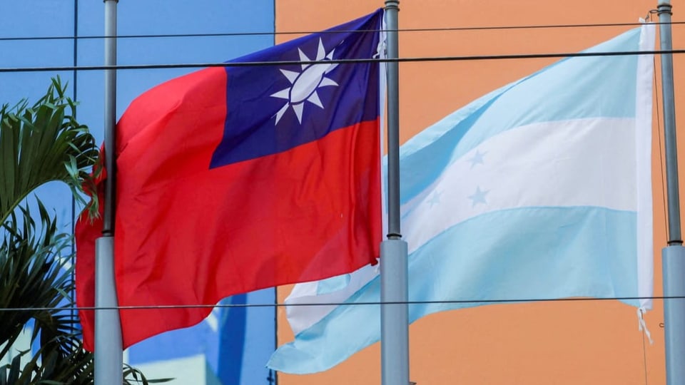 Die zwei Flaggen von Taiwan und Honduras sind hintereinander zu sehen.