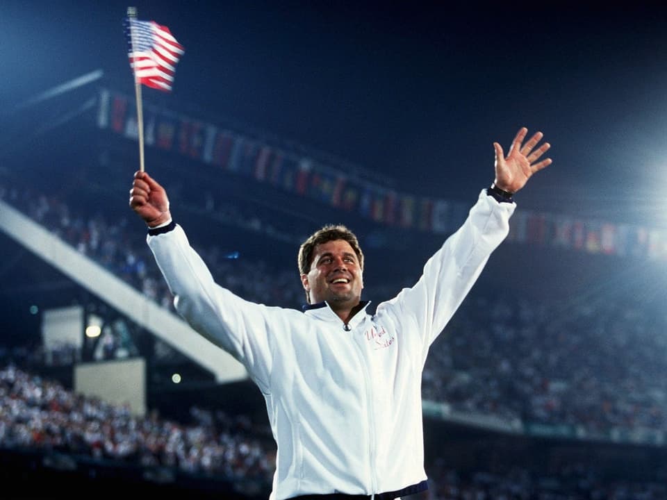 Randy Barnes freut sich über Olympiagold 1996 in Atlanta. 