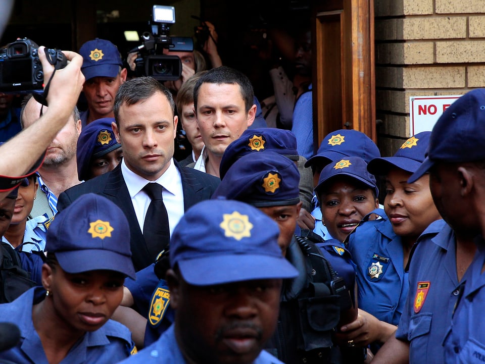 Oscar Pistorius wird von Polizisten aus dem Gerichtssaal eskortiert 