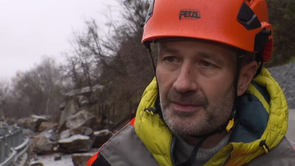 Christoph Nänni mit orangem Schutzhelm.