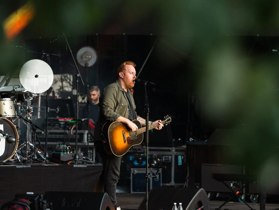 Der irische Popmusiker Gavin James steht mit Gitarre auf der Hauptbühne am Stars in Town