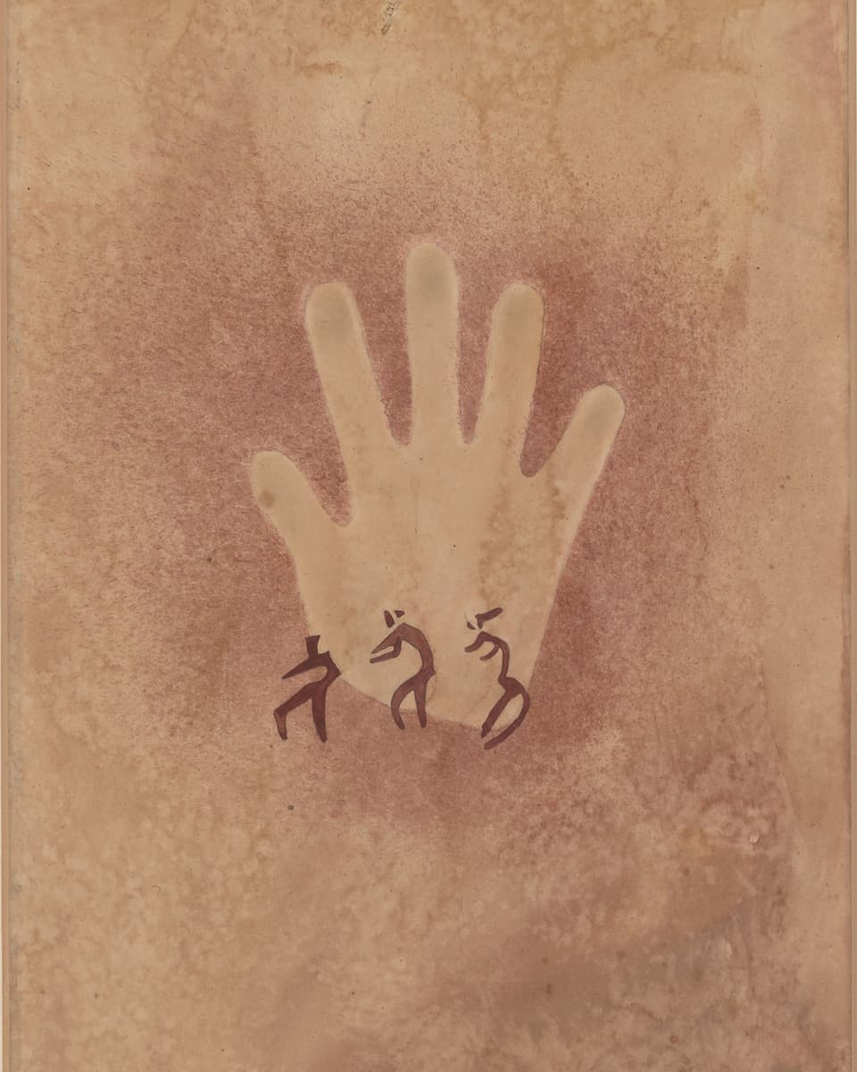 Felsbild, das drei Figuren vor einer Hand zeigt.