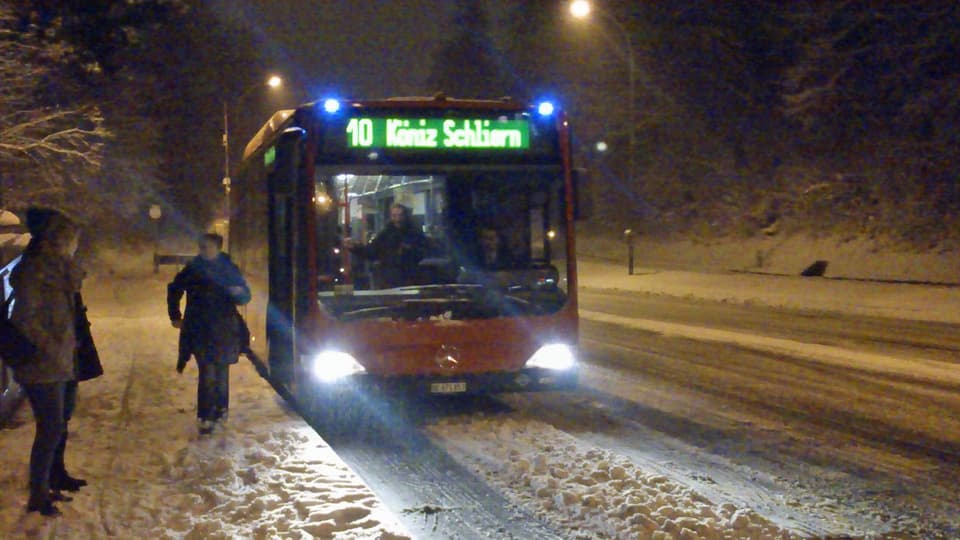 Bus auf schneebedeckter Strasse