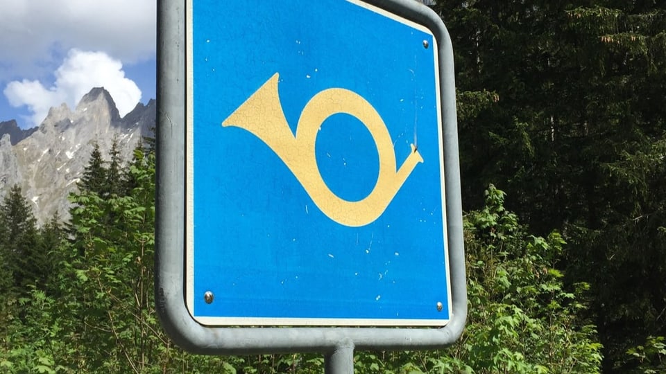 Das Verkehrssignal «Bergpoststrasse»: Ein gelbes Posthorn auf blauem Hintergrund.