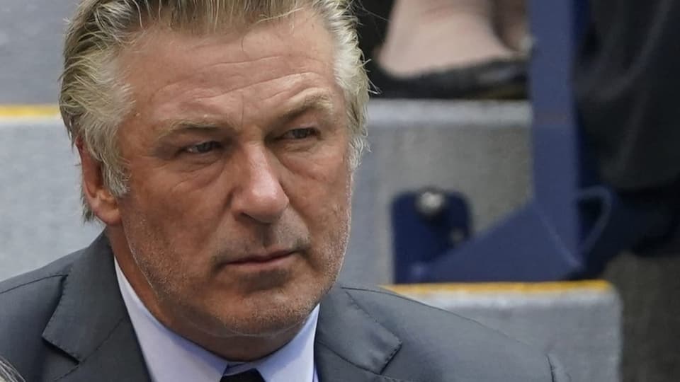 Alec Baldwin schaut etwas finster in die Kamera.