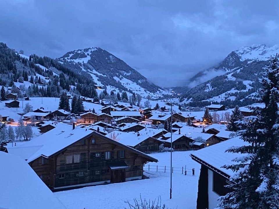 Schönried BE Verschneites Dorf.