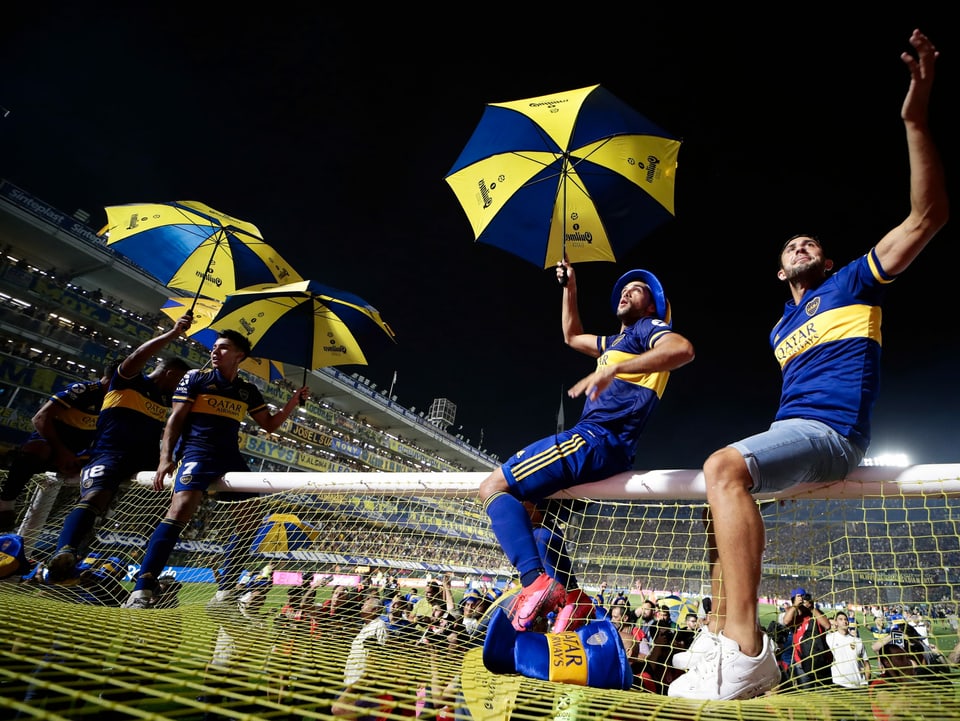 Spieler von Boca Juniors feiern den Meistertitel.