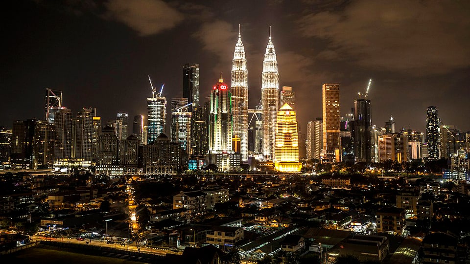 Nachtaufnahme der erleuchteten Petronas Towers