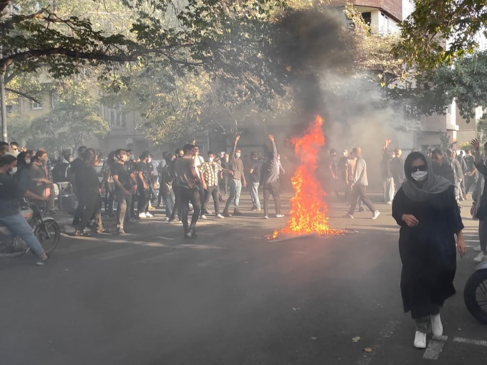 Protestierende versammeln sich um ein Feuer