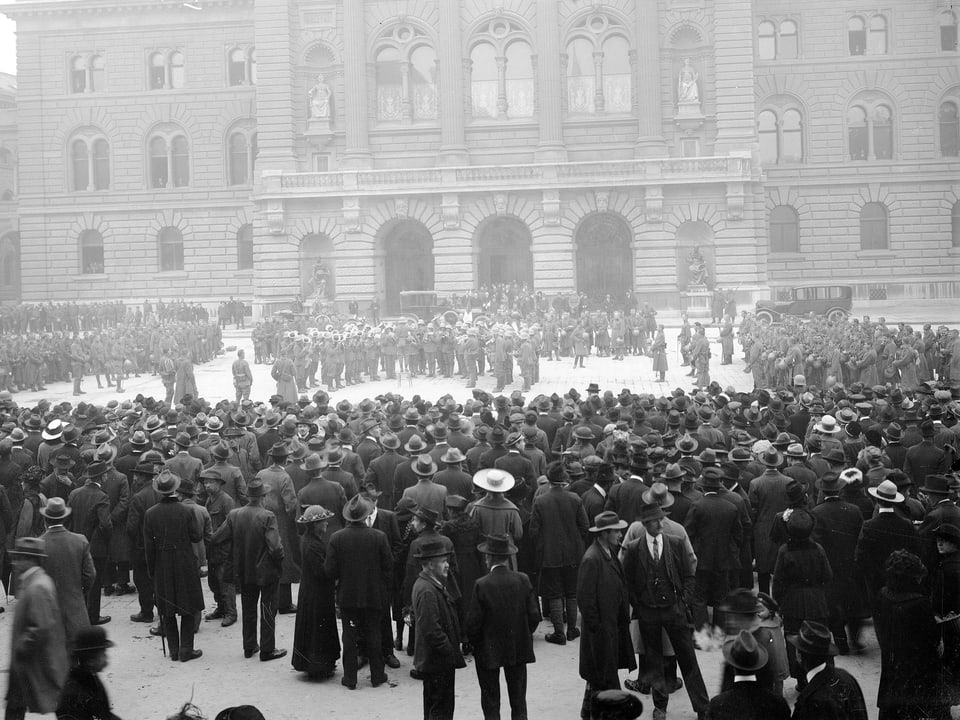 Im November 1918 legten 250'000 Menschen die Arbeit nieder, sie streikten unter anderem für bessere Arbeitsbedingungen.