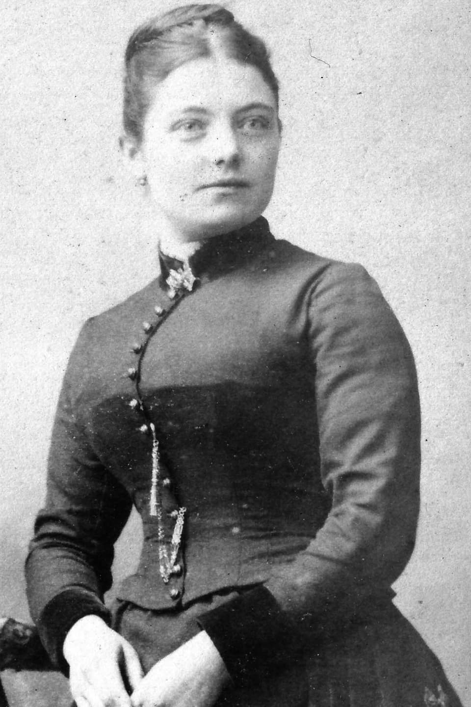 Schwarz-weiss-Foto von einer Frau die ein Korsett trägt.