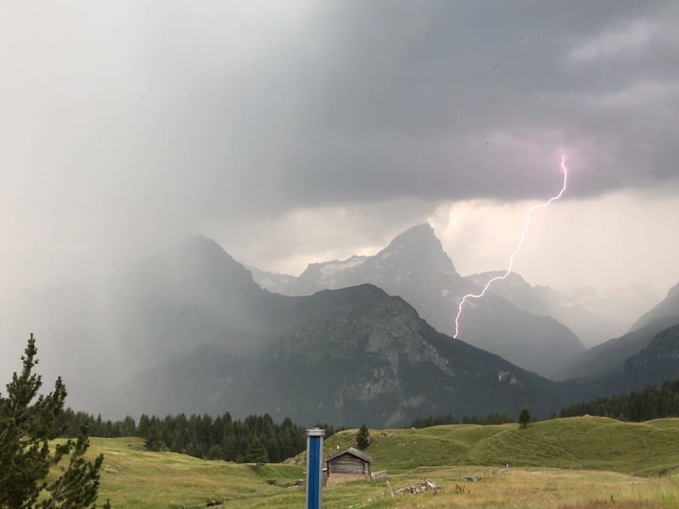 Blitz und Gewitter auf der Alp Flix.