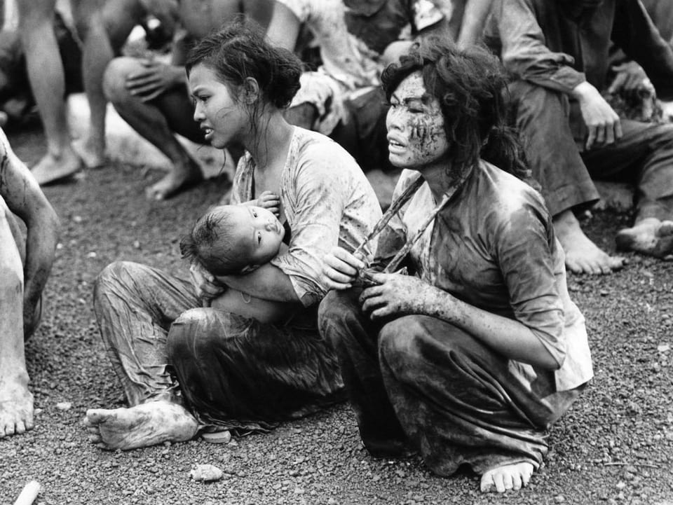 Südvietnamesische Flüchtlinge mit Kindern.