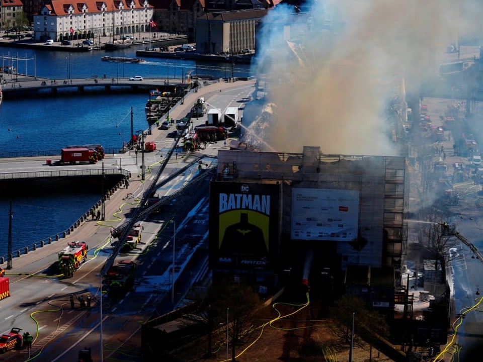Rauch steigt auf über der alten Börse von Kopenhagen. 