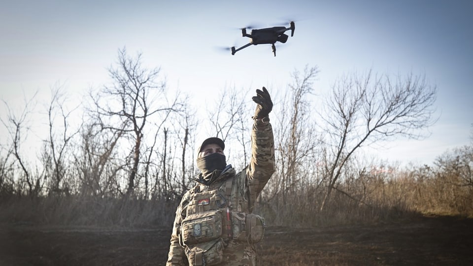 Ein ukrainischer Soldat fliegt eine Drohne während einer Operation gegen russische Stellungen