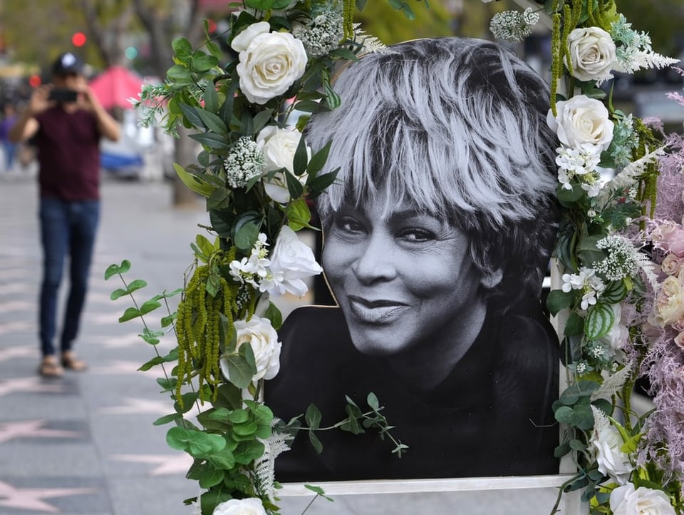 Ein Foto von Tina Turner mit Blumen.