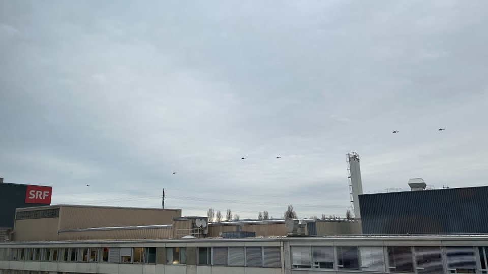 Sechs Helikopter am Himmel in Zürich Oerlikon.