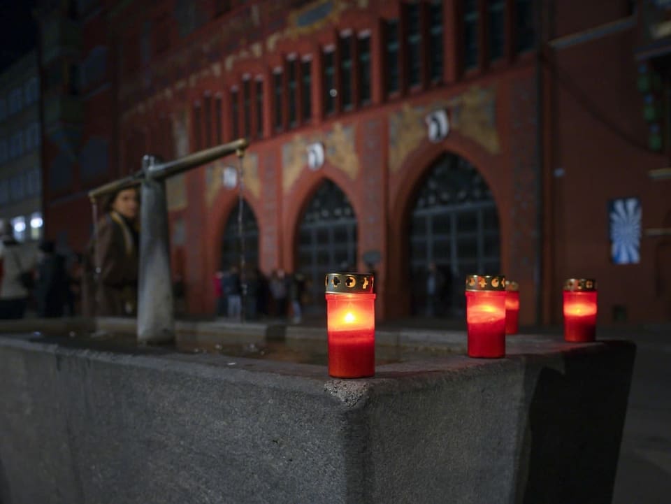 Trauerkerzen vor Basler Rathaus