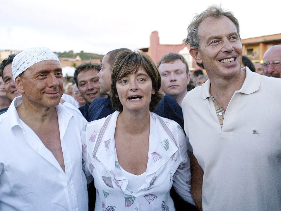 Silvio Berlusconi, Grossbritanniens Premier Tony Blair und seine Frau Cherie auf Sardinien 2004. (keystone)