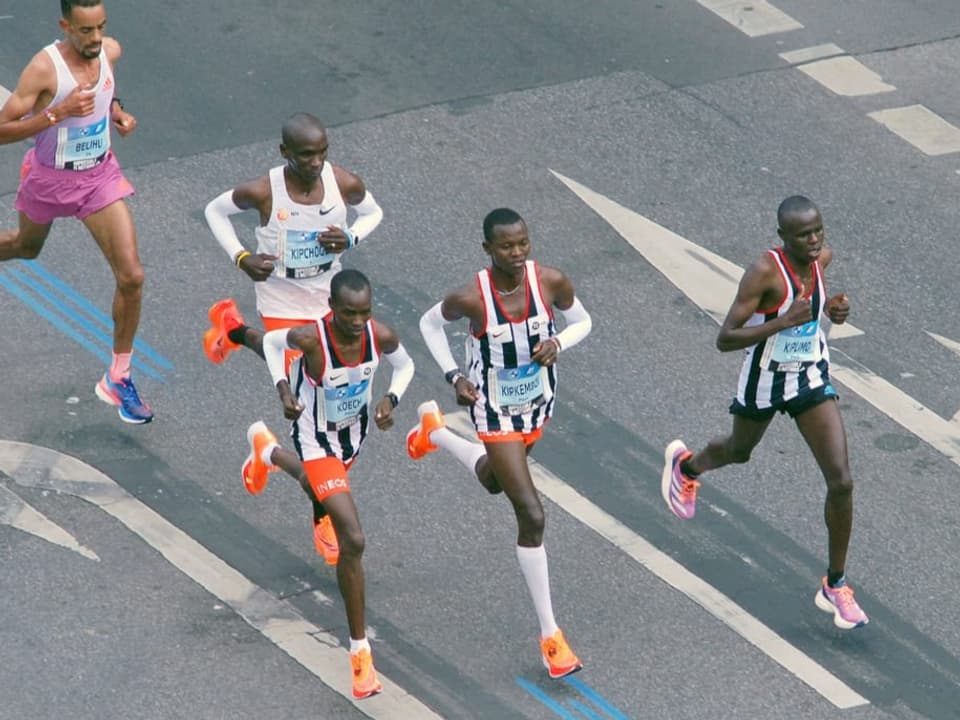Kurz nach Halbzeit ohne Tempomacher unterwegs Eliud Kipchoge mit seinen Pacemakern.