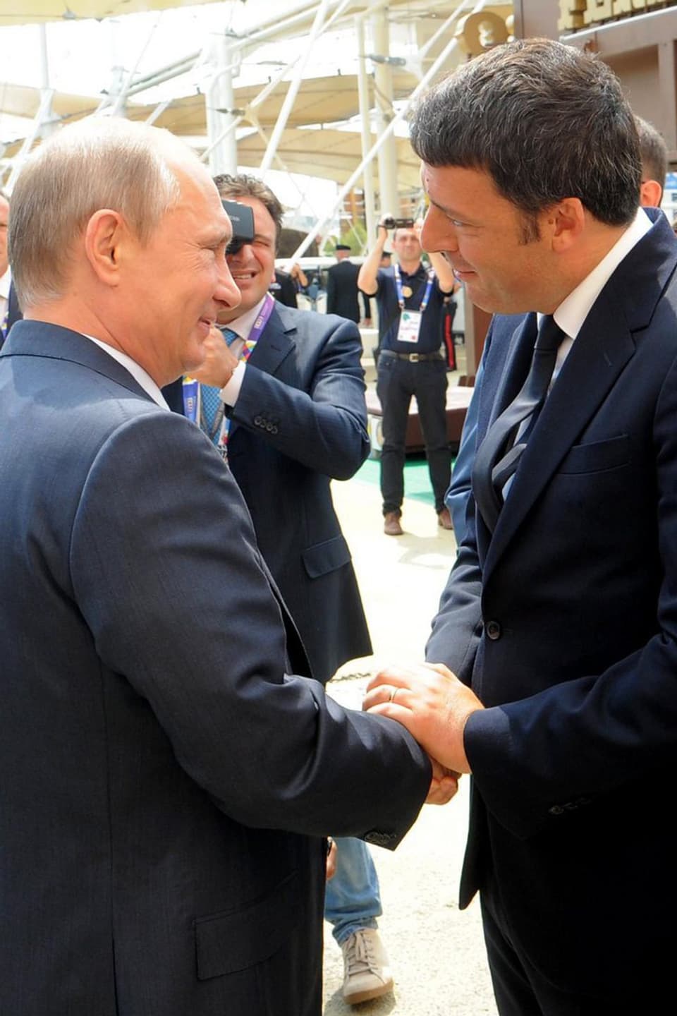 Putin und Renzi beim Händedruck.