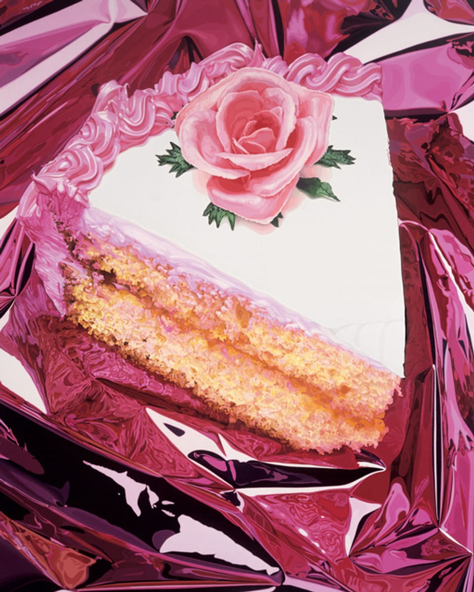 Dreistöckiges Tortenstück mit Zuckerguss und rosa Rose obendrauf