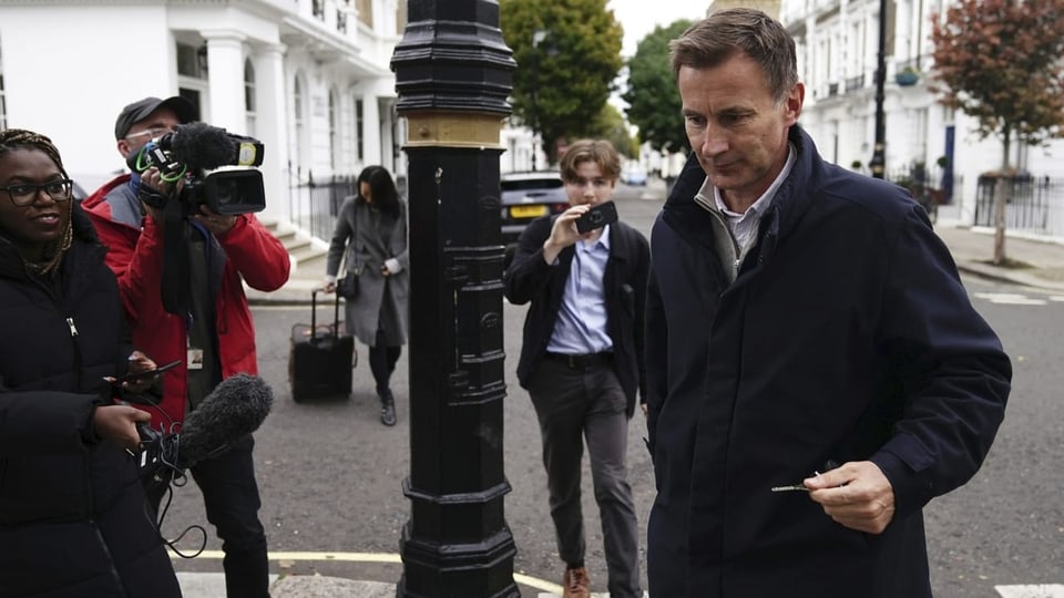 Jeremy Hunt arrives in London.