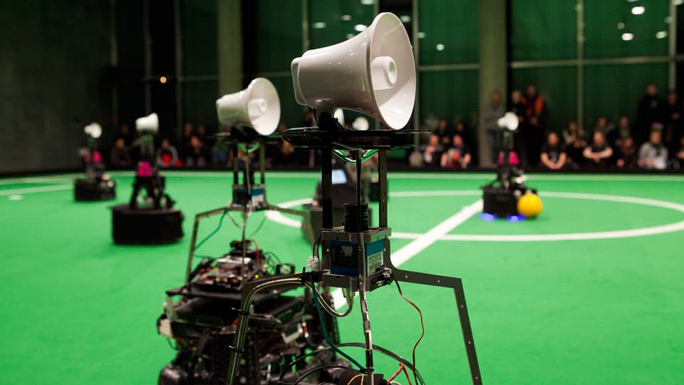 Fussballspielende Roboter.