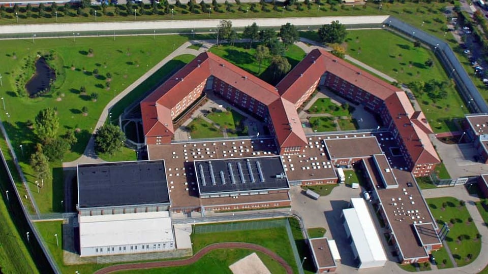 Eine Luftaufnahme eines Gefängnisses.