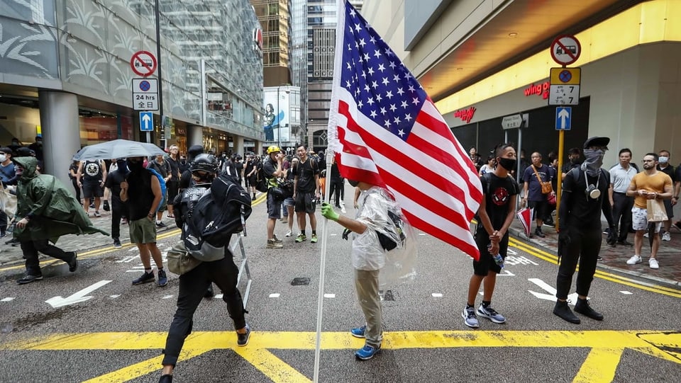 Protestierender mit USA-Fahne.