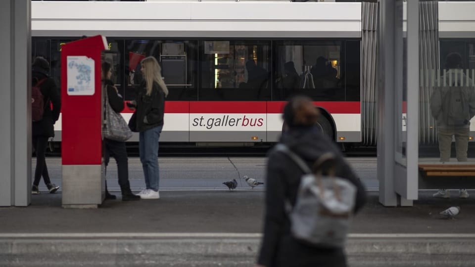 Bahnhof St. Gallen mit Bus und Passanten
