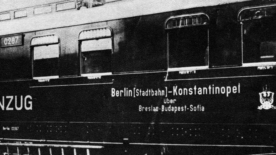 Schwarzweiss-Fotografie eines Eisenbahnwagens mit der Aufschrift «Berlin-Konstantinopel»