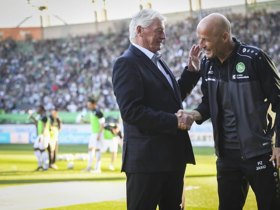 Hat vielleicht Tipps für den FCSG-Trainer Zwei Männer schütteln Hände